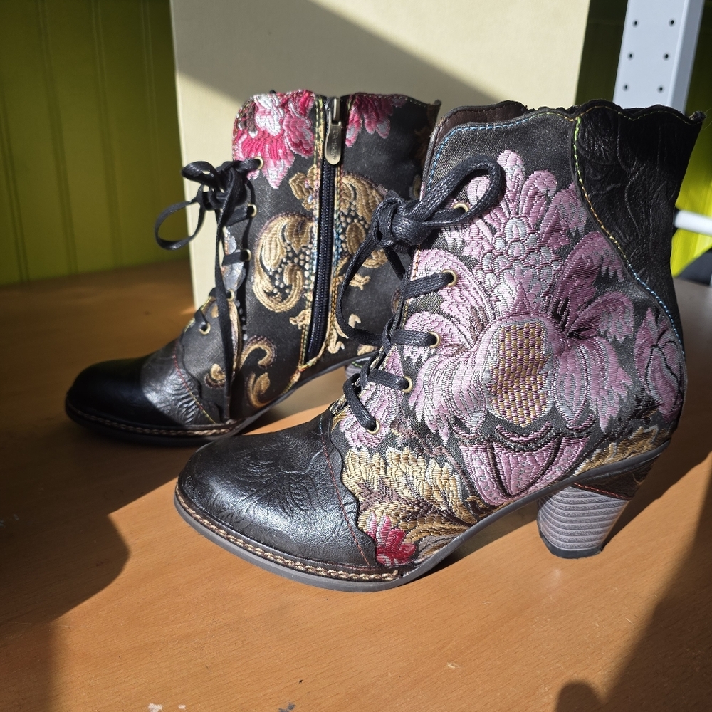 L'artiste Floral Embroidered Ankle Boots - Black and Pink